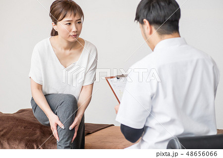 相談をする女性(ふくらはぎ) 相談をする女性(ふくらはぎ) 48656066