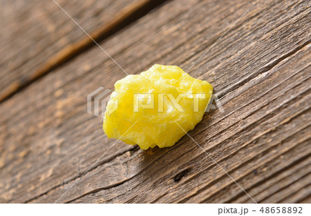 Narural crystalline sulphur 48658892