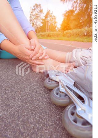Injured skater with painful leg 48659211