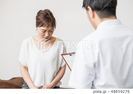 カウンセリングを受ける女性 48659276