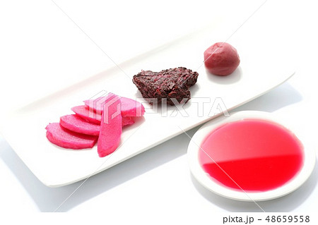 自家製　梅干し　紅ショウガ　赤紫蘇　梅酢　白背景 48659558