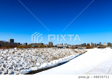 早春の豊平川 48659751