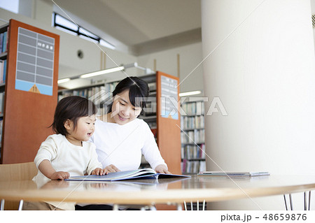 図書館で本を読む親子 48659876