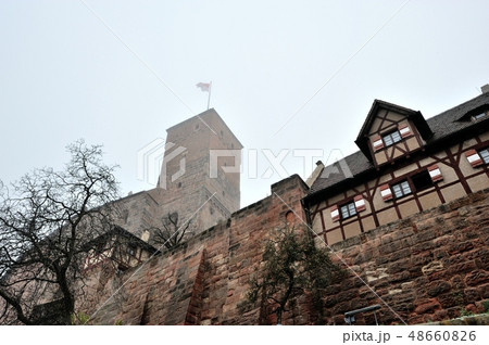 どんよりとした冬の曇天にドイツニュルンベルク、カイザーブルクのジンベル塔を見上げる どんよりとした冬の曇天にドイツニュルンベルク、カイザーブルクのジンベル塔を見上げる 48660826
