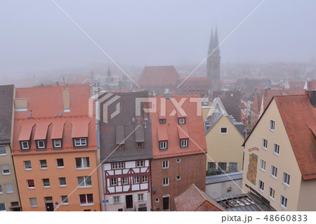 クリスマス前のもやにかすむ、ドイツニュルンベルクの城壁内 48660833