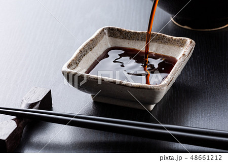 醤油を注ぐ 48661212