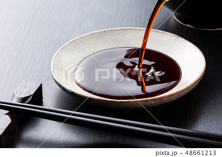醤油を注ぐ 醤油を注ぐ 48661213