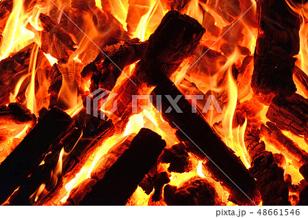 キャンプファイヤー 48661546