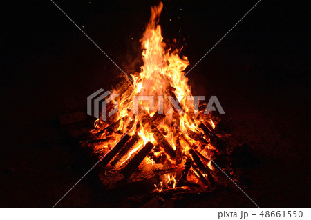 キャンプファイヤー 48661550