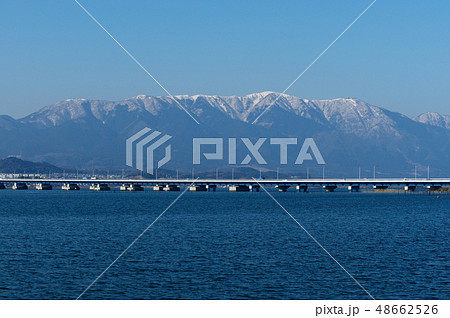琵琶湖大橋と積雪した比良山 48662526