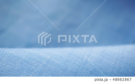 テクスチャ 生地 布 ガーゼ ブルー 水色 青 柔らかい 色 淡い 質感 写真 アップ 壁紙 背景 の写真素材
