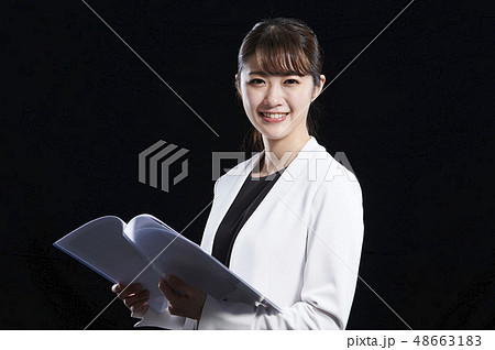 ビジネス 女性 黒バック ビジネス 女性 黒バック 48663183