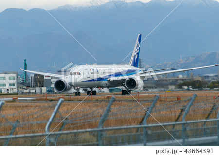 離陸する飛行機 48664391
