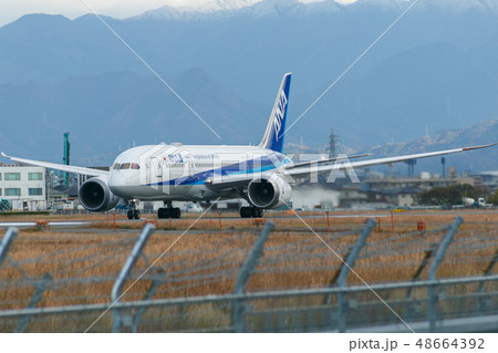 離陸する飛行機 48664392