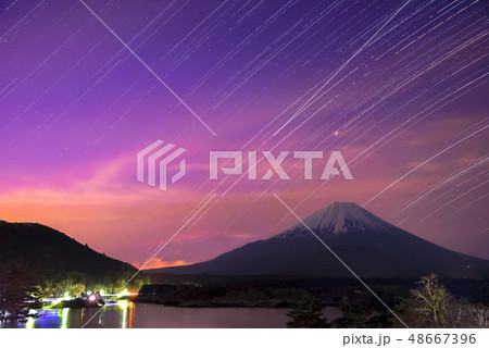 雪を冠る富士山　精進湖から望む　夜景　星の軌跡　山梨県　日本 48667396