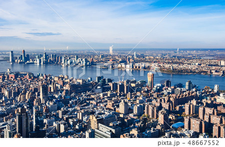 ニューヨーク　ハドソン川とマンハッタンの町並み 48667552
