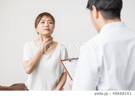 カウンセリングを受ける女性（のど） 48668101
