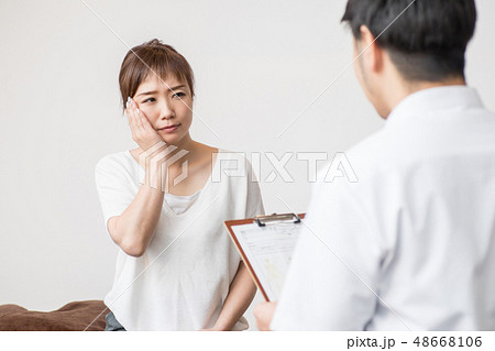カウンセリングを受ける女性（肌） 48668106