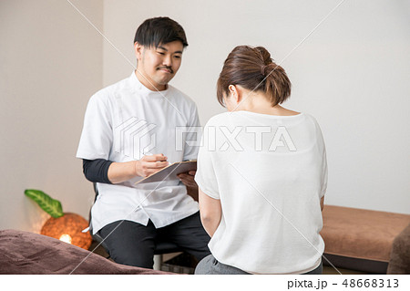 カウンセリングを受ける女性 48668313