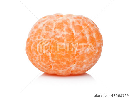 Fresh organic peeled mandarin fruit with halves 48668359