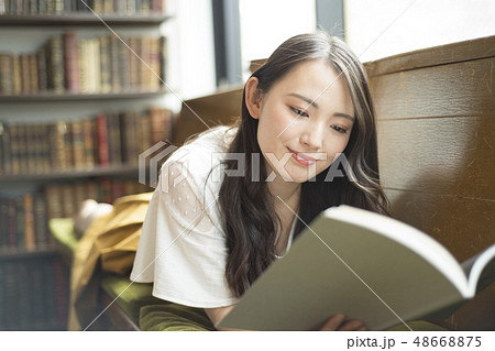 本を読む女性 本を読む女性 48668875
