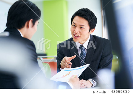 ビジネスマン 会議 ビジネスマン 会議 48669359