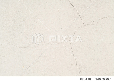 Cracked white wall 48670367