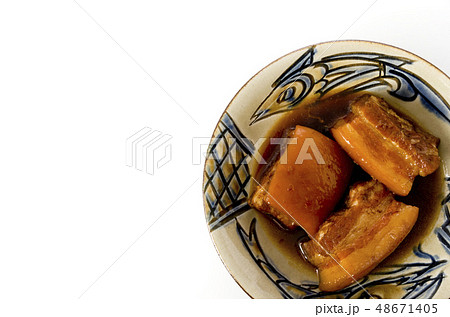 沖縄の郷土料理　ラフテー（豚肉の角煮） 48671405