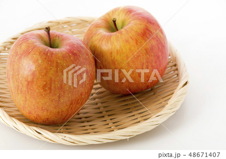 りんご（サンふじ） 48671407