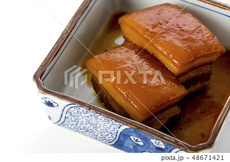 沖縄の郷土料理　ラフテー（豚肉の角煮） 48671421