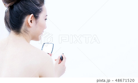 若い女性のビューティーイメージ 口紅 横顔 若い女性のビューティーイメージ 口紅 横顔 48671520