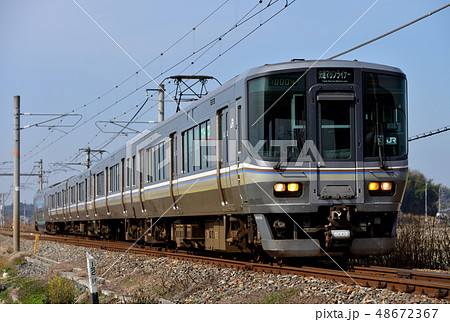 宇野線を走る223系5000番台・5000系快速マリンライナーの写真素材