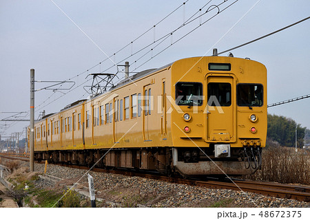 宇野線を走る食パン顔の115系普通3両 宇野線を走る食パン顔の115系普通3両 48672375