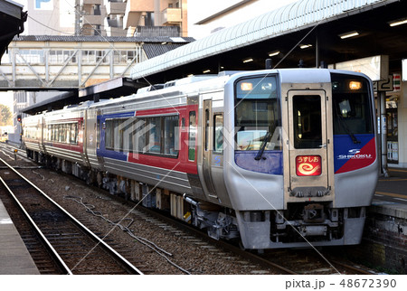 徳島駅で発車を待つJR四国N2000系特急うずしお3両 徳島駅で発車を待つJR四国N2000系特急うずしお3両 48672390