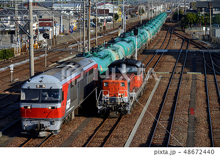 塩浜駅に到着したDF200-222タンク貨物列車の写真素材 [48672440] - PIXTA