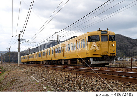 山陽本線を走る115系普通4両の写真素材 [48672485] - PIXTA