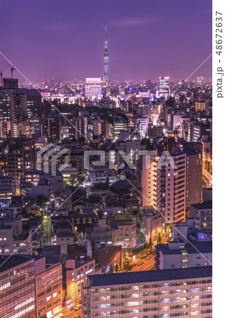 展望台から見た東京スカイツリーの紫色の夜景撮影 の写真素材