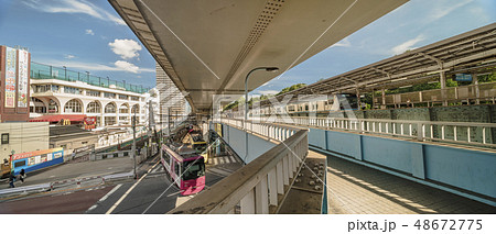 東京北区の王子駅の歩行者専用通路から見た京浜東北線と明治通りの交差点に走るレトロな東電荒川路面電車 48672775