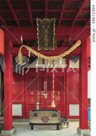 東京の北区、王子市にある名所江戸百景の版画で描かれている狐の榎の木の下に立つ装束稲荷神社。 48672984