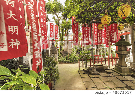 東京の北区、王子市にある名所江戸百景の版画で描かれている狐の榎の木の下に立つ装束稲荷神社。 東京の北区、王子市にある名所江戸百景の版画で描かれている狐の榎の木の下に立つ装束稲荷神社。 48673017