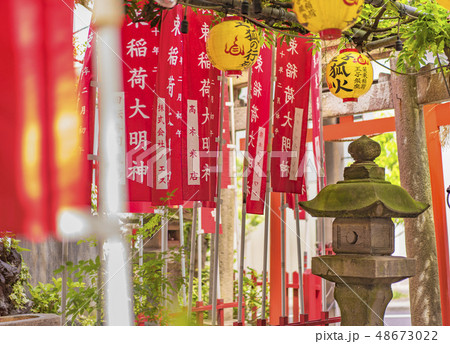 東京の北区、王子市にある名所江戸百景の版画で描かれている狐の榎の木の下に立つ装束稲荷神社。 東京の北区、王子市にある名所江戸百景の版画で描かれている狐の榎の木の下に立つ装束稲荷神社。 48673022