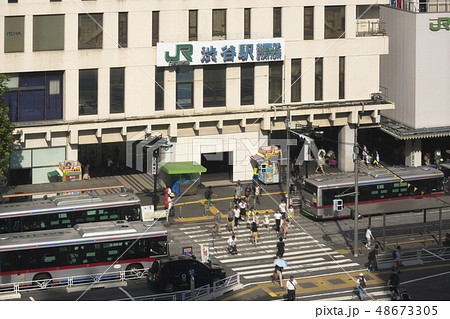 有名なモアイ像で知られる渋谷駅南口のバスターミナルで停車するバスとタクシー。 48673305