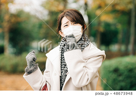 コートを着た日本人女性 マスク 寒い 冷え症 咳 コートを着た日本人女性 マスク 寒い 冷え症 咳 48673948