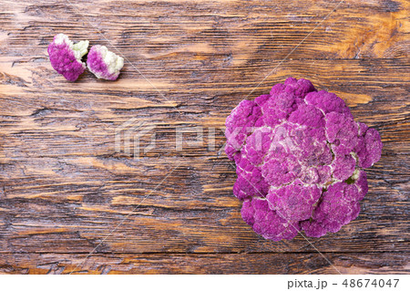 Purple cauliflower on a wooden 48674047