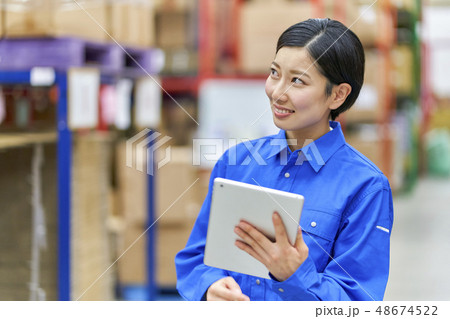 ビジネスシーン　物流倉庫　商品管理 48674522