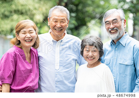 笑顔の日本人シニア男女 4人　屋外 48674998