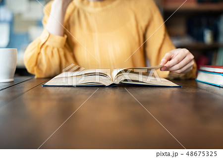 本を読む女性 本を読む女性 48675325