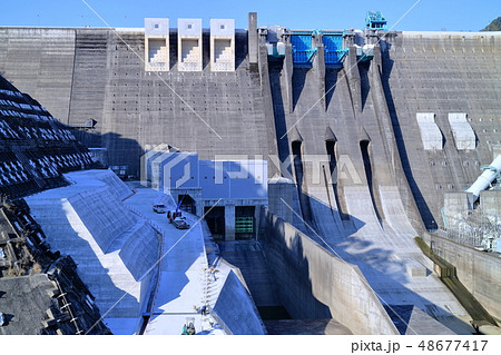 クレストゲート塗装工事と右岸法面補修中の鶴田ダム 48677417