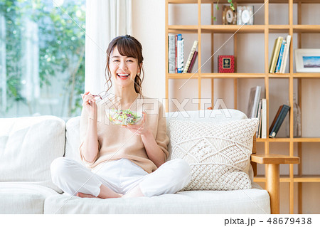若い女性 48679438