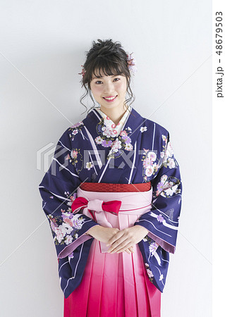 袴の女性 48679503